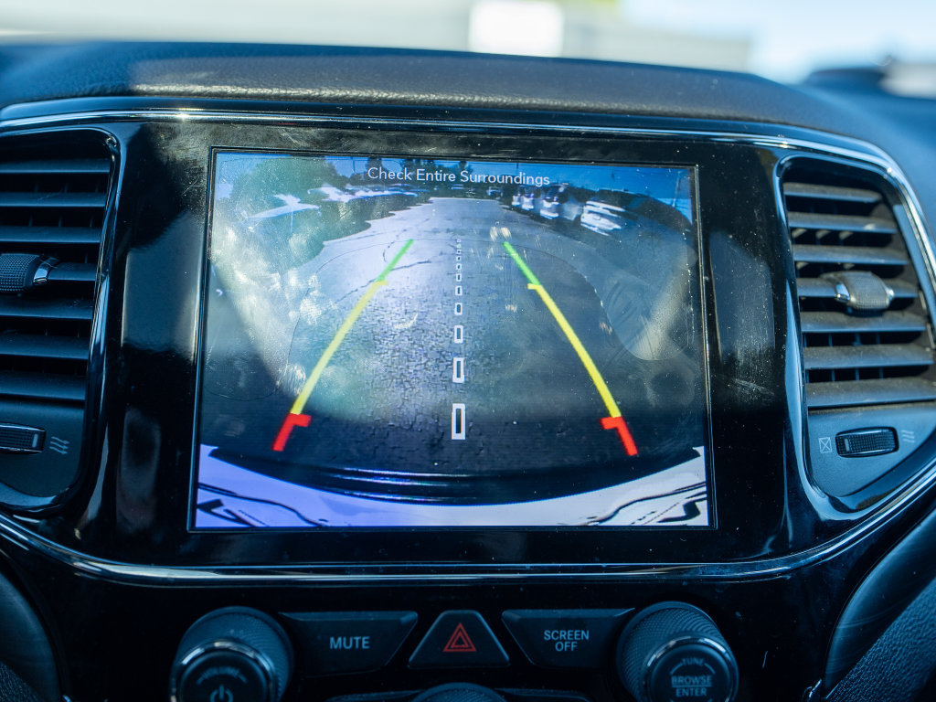 Used 2019 Jeep Grand Cherokee Laredo AWD/4WD image 27