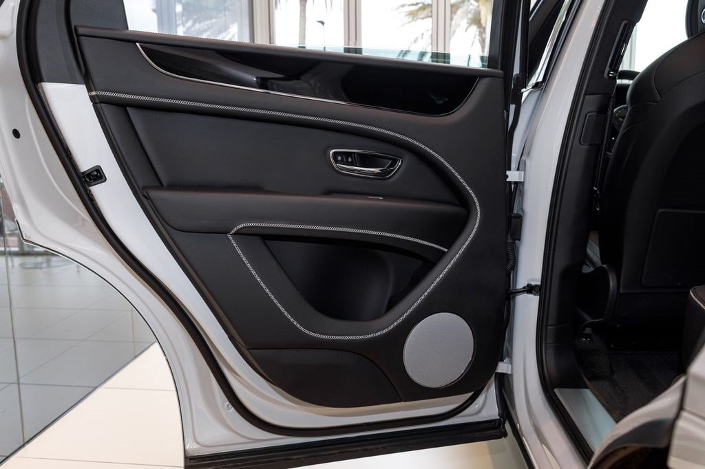 Used 2023 Bentley Bentayga AWD/4WD image 27