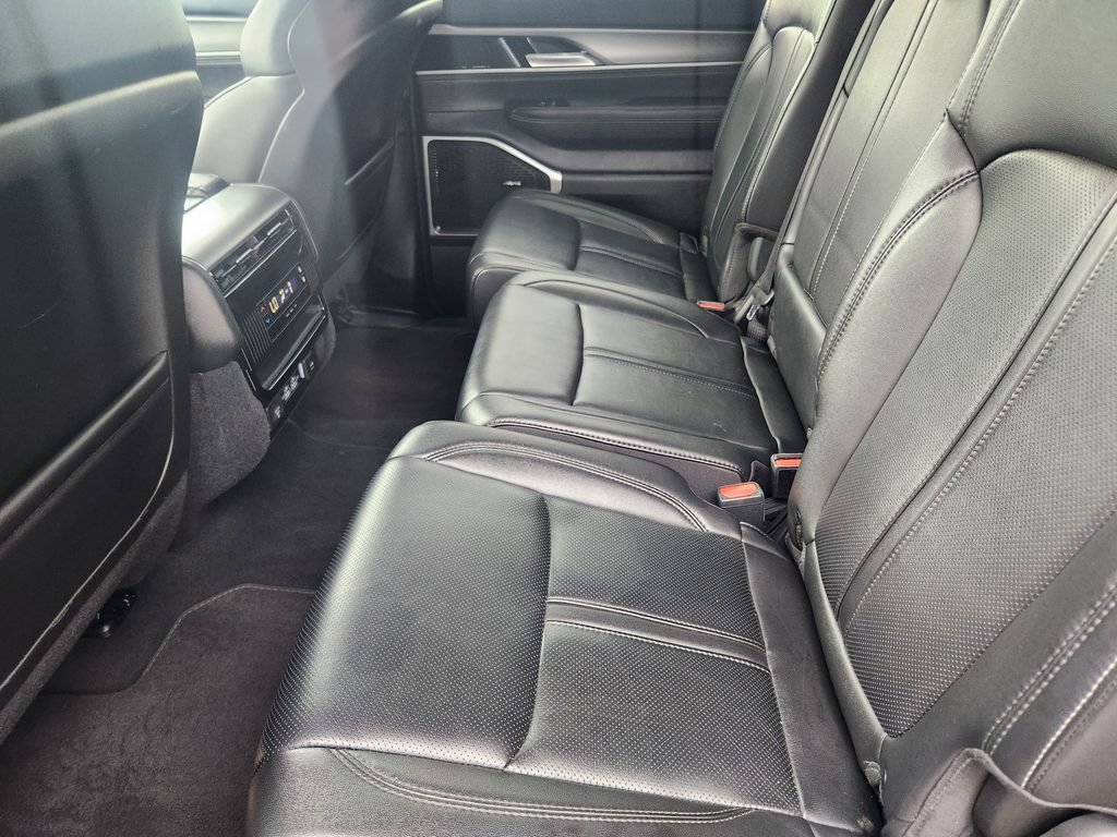 Used 2025 Jeep Wagoneer L 4WD image 29