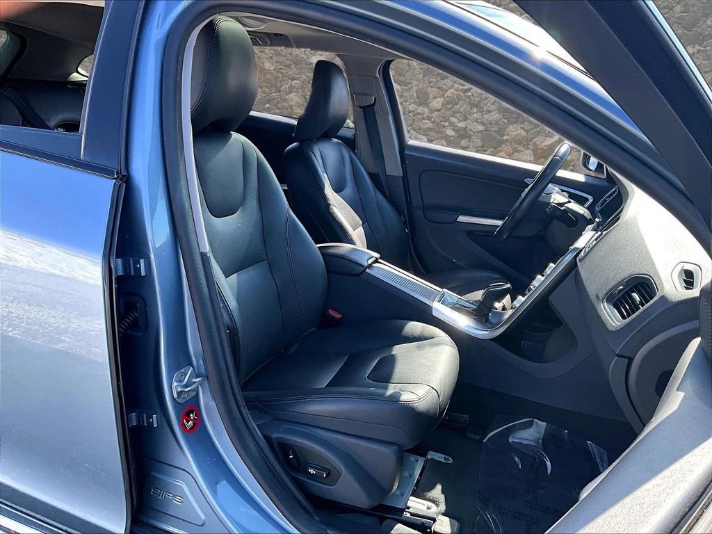 Used 2018 Volvo V60 T5 Cross Country w/ Convenience Package image 7