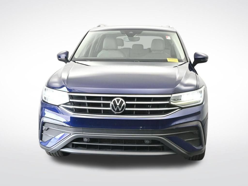 Used 2023 Volkswagen Tiguan SE w/ Panoramic Sunroof Package FWD image 2