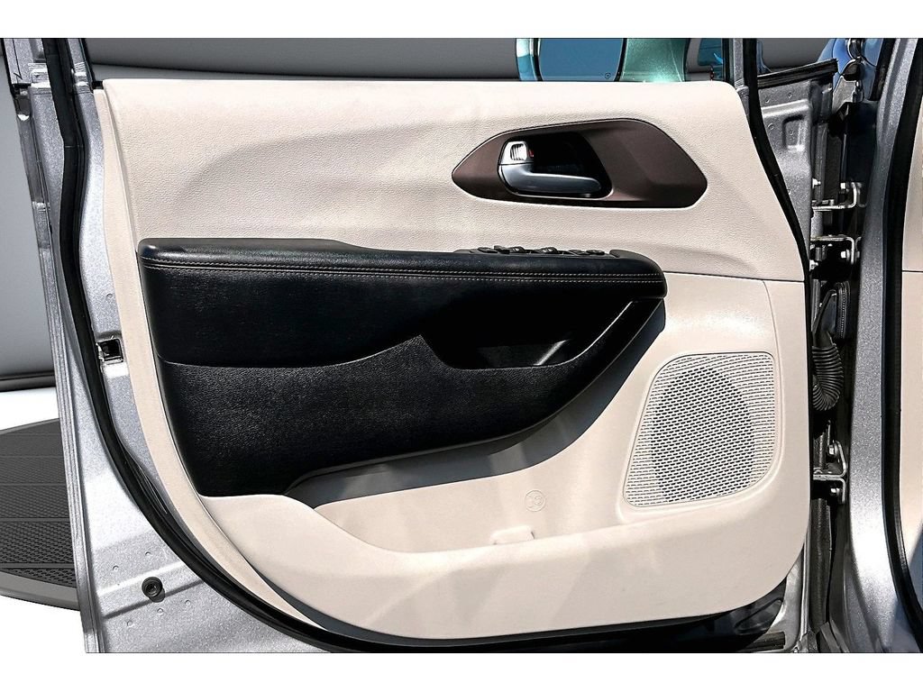 Certified 2019 Chrysler Pacifica Touring Plus FWD image 32