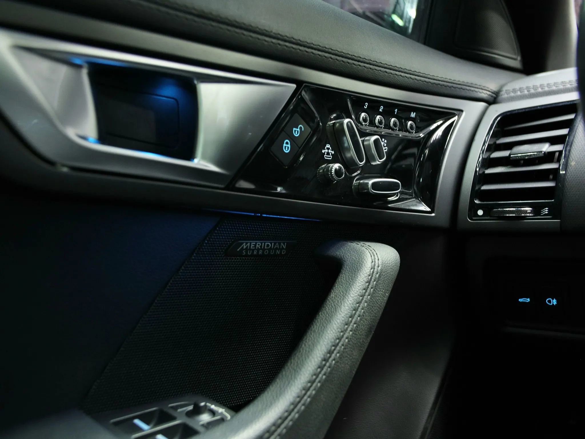 Used 2017 Jaguar F-TYPE Coupe image 34