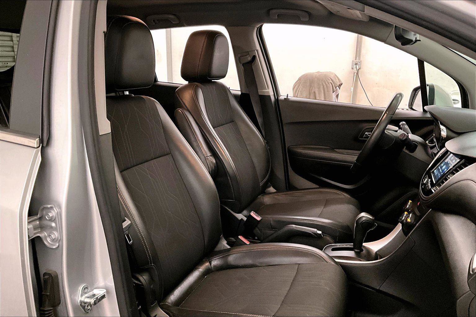 Used 2019 Chevrolet Trax LT w/ LT Convenience Package image 7