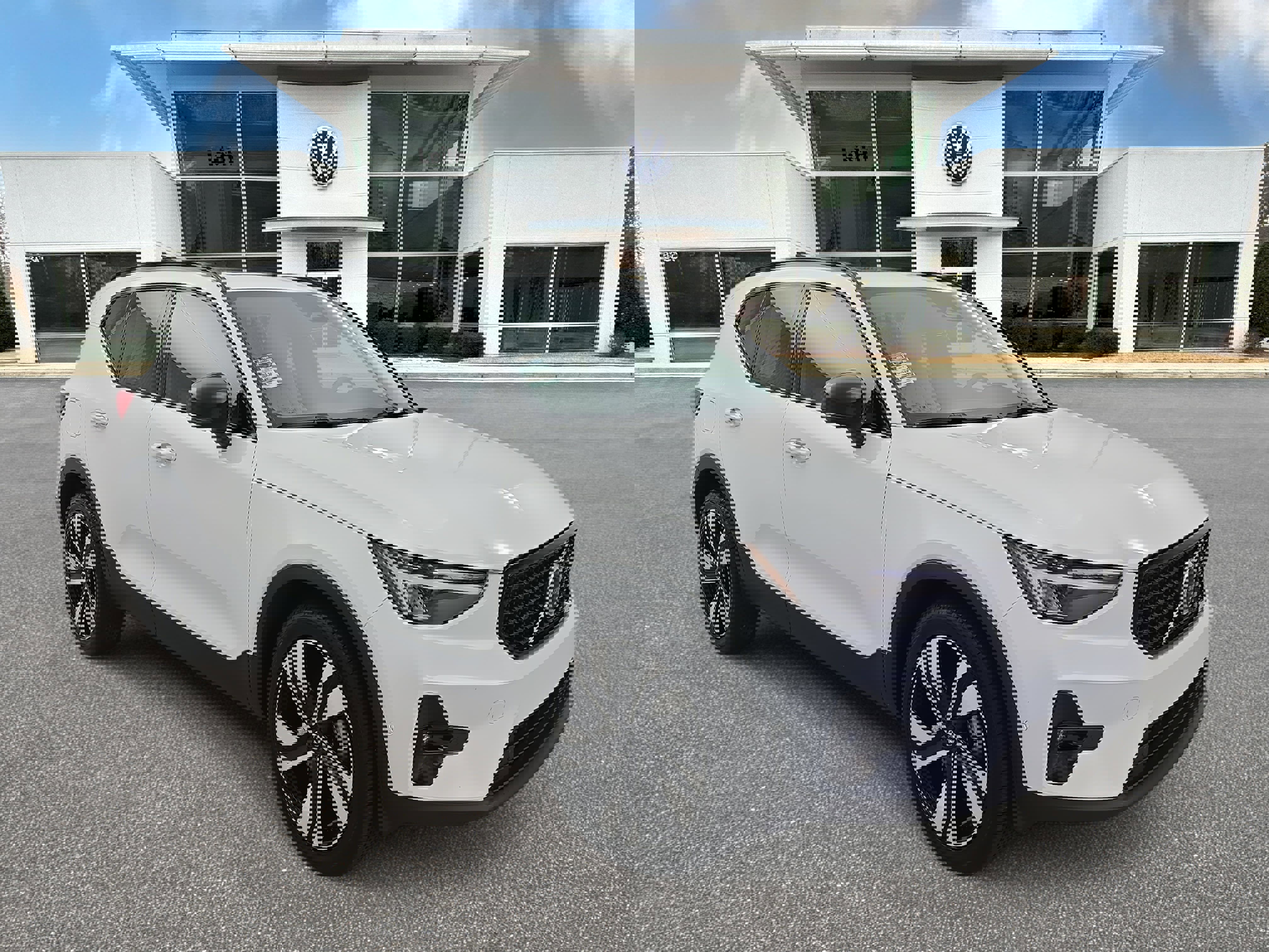 Used 2023 Volvo XC40 B4 Ultimate w/ Protection Package Premier image 1