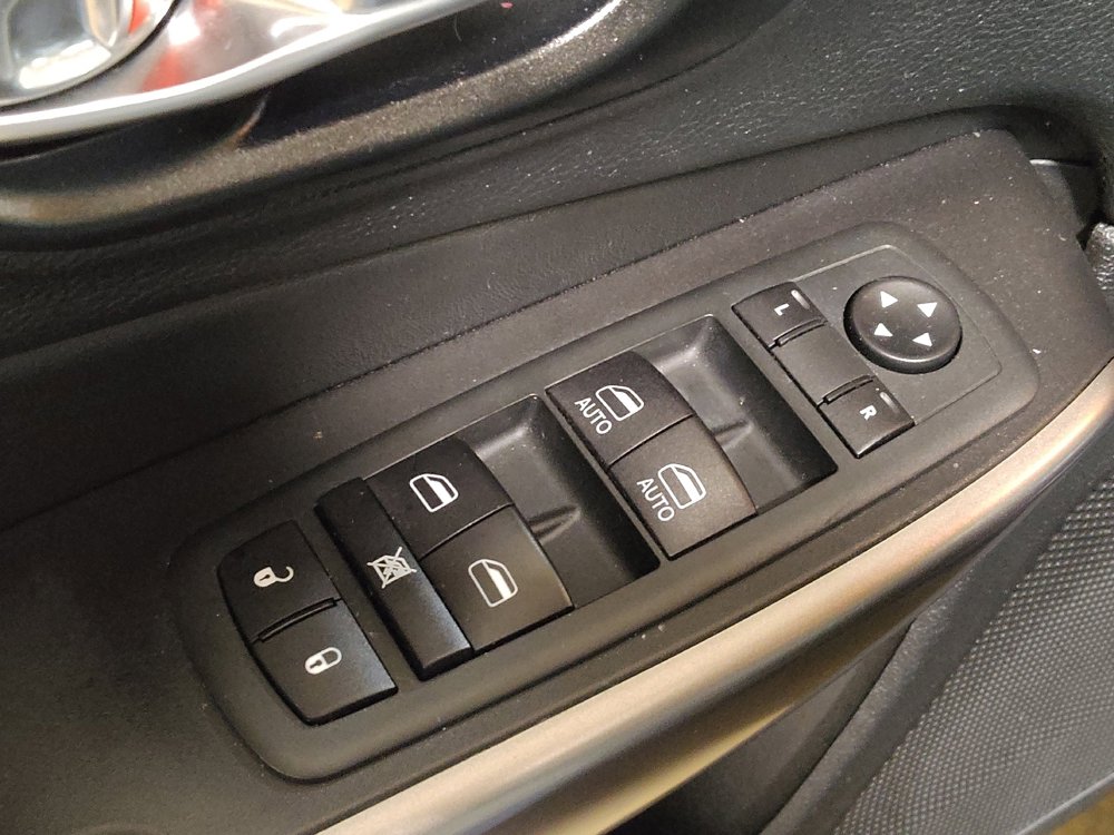 Used 2020 Jeep Cherokee Limited w/ Technology Group image 27