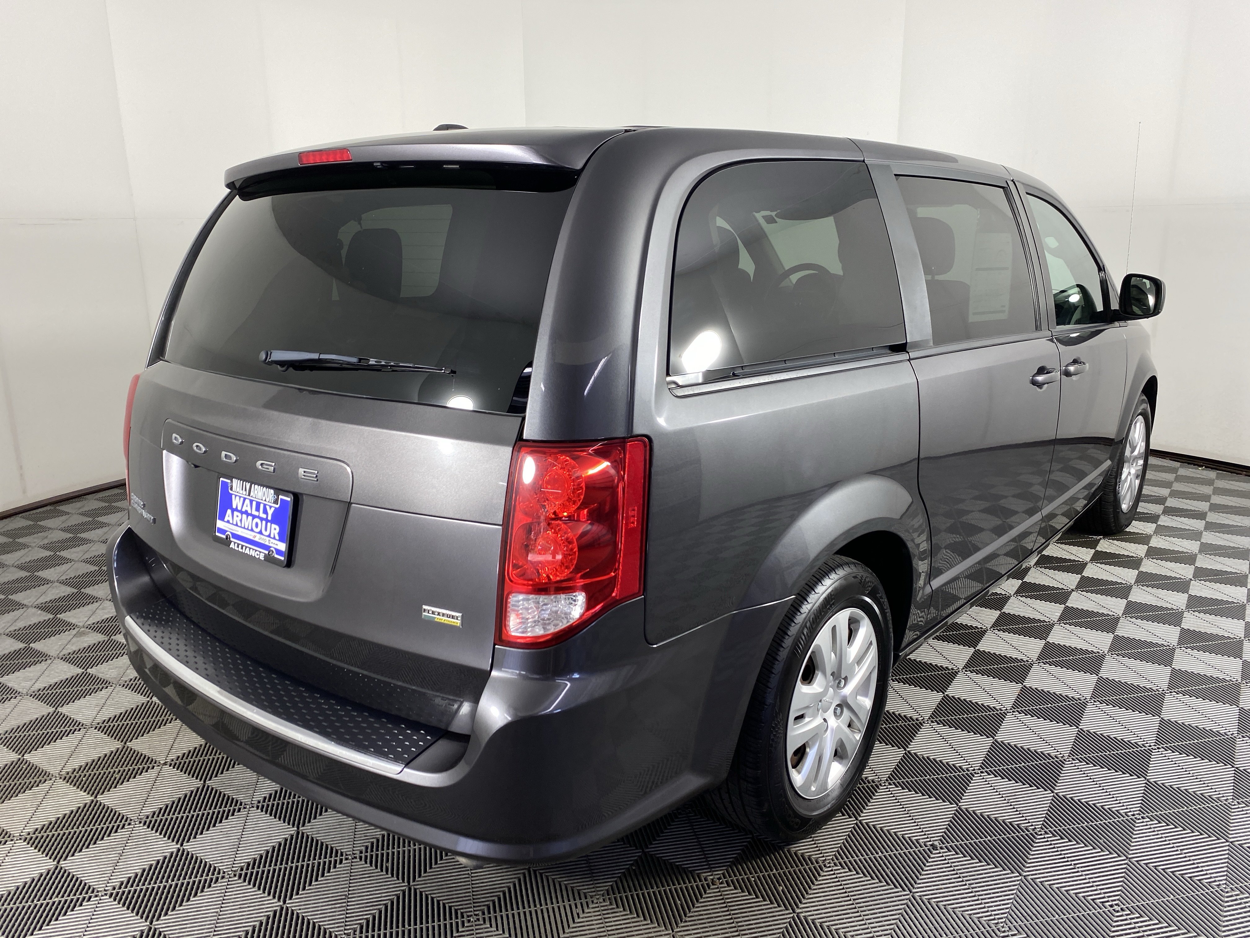 Used 2018 Dodge Grand Caravan SE w/ UConnect Hands-Free Group FWD image 6
