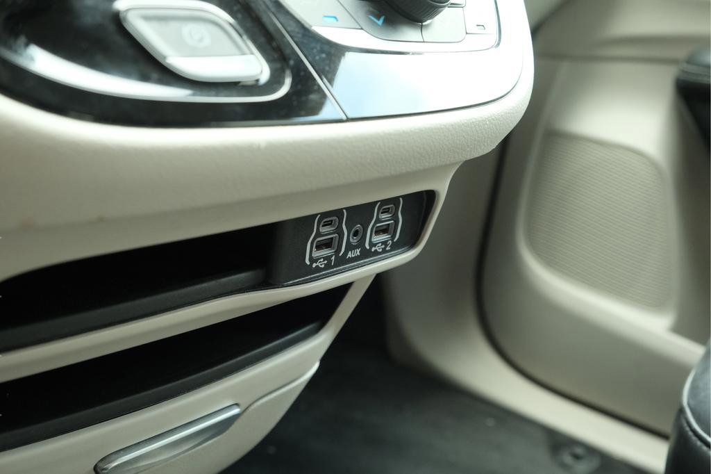 Used 2023 Chrysler Pacifica Touring-L FWD image 23