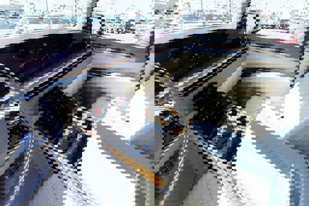 Certified 2025 Cadillac Escalade Sport Platinum w/ LPO, ONYX Package image 39