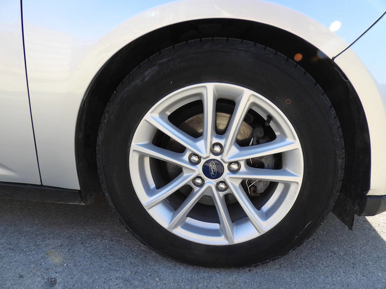Used 2015 Ford Focus SE w/ SE Cold Weather Package image 12