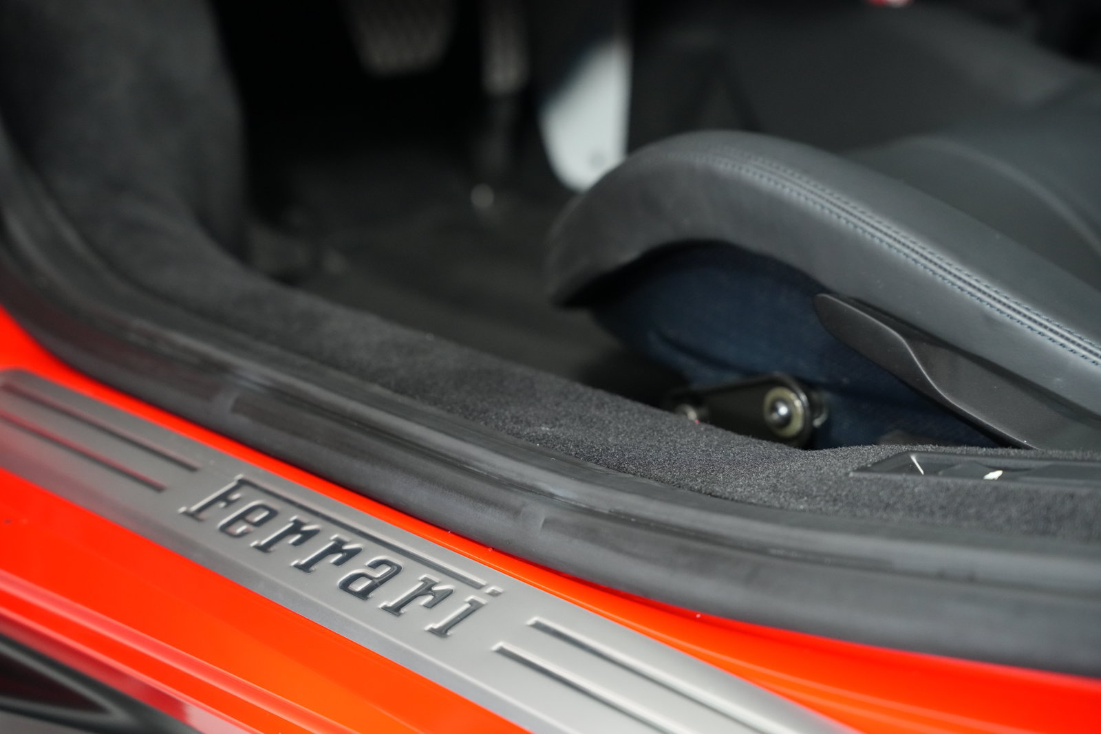 Used 2023 Ferrari F8 Spider RWD image 30