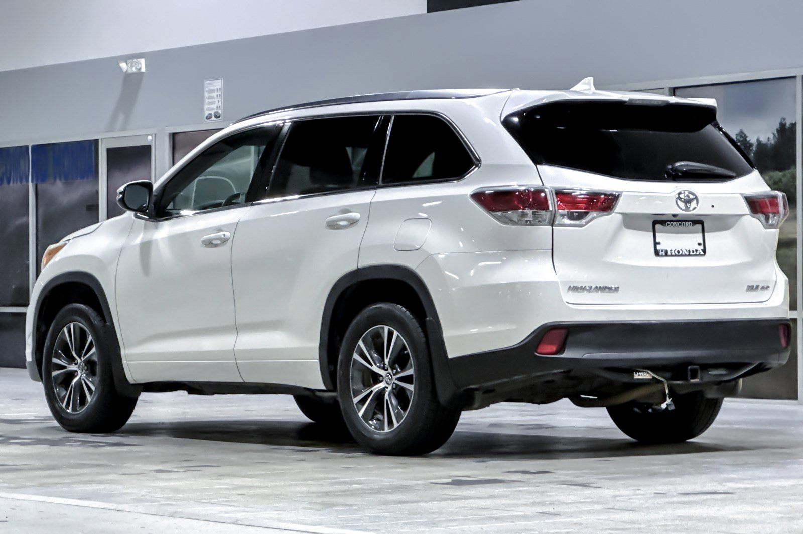 Used 2016 Toyota Highlander XLE AWD/4WD image 3
