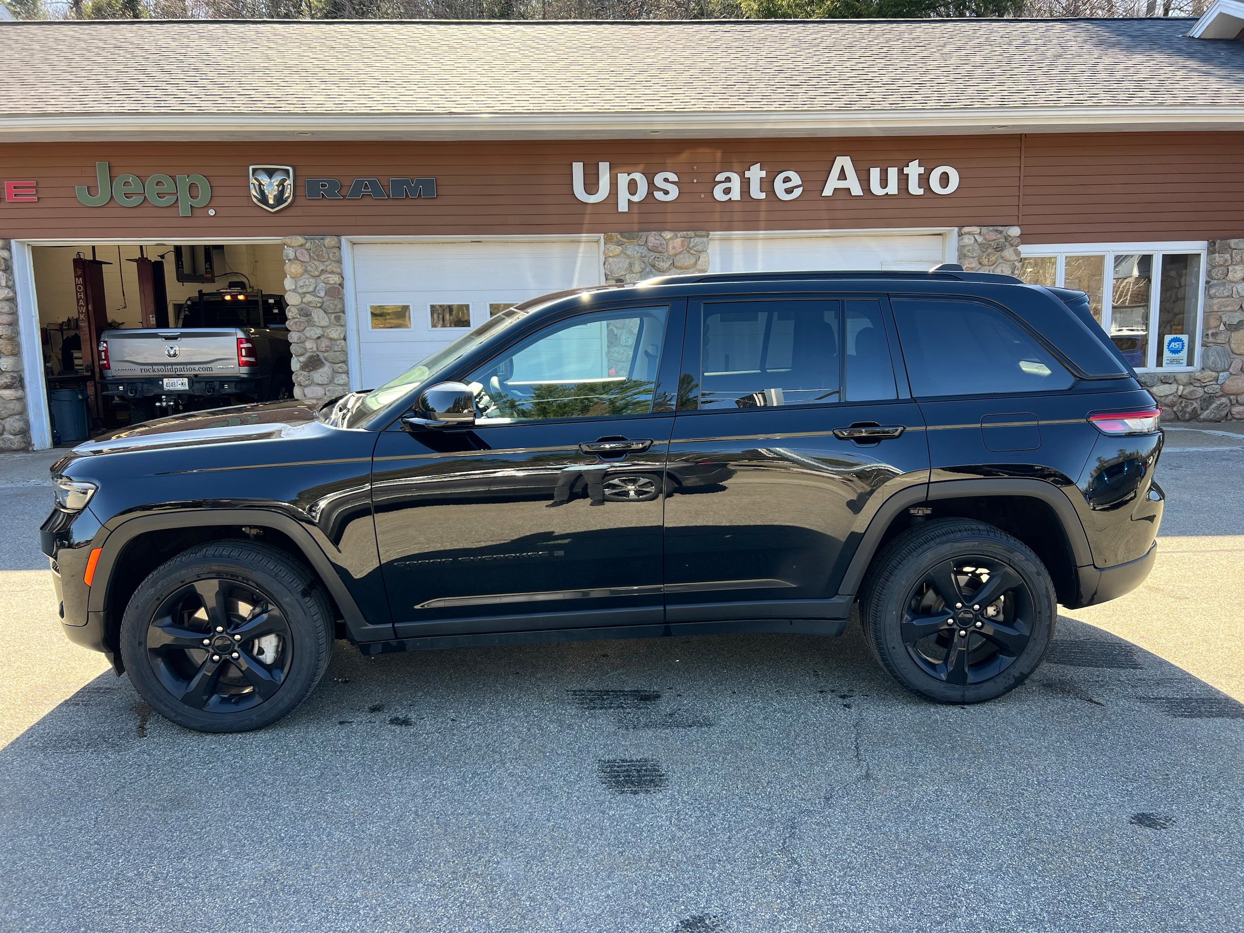 Used 2023 Jeep Grand Cherokee Limited w/ Black Appearance Package AWD/4WD image 8