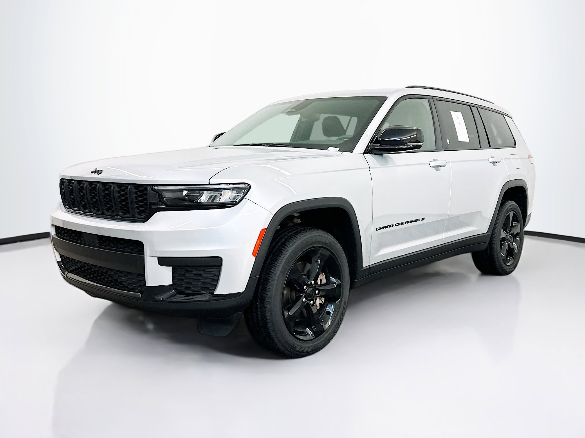 Used 2023 Jeep Grand Cherokee L Laredo image 3