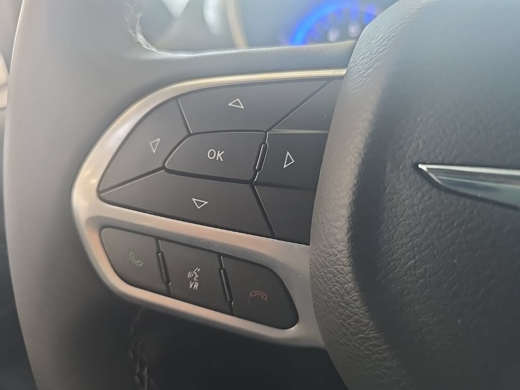 Used 2025 Chrysler Pacifica Select FWD image 19