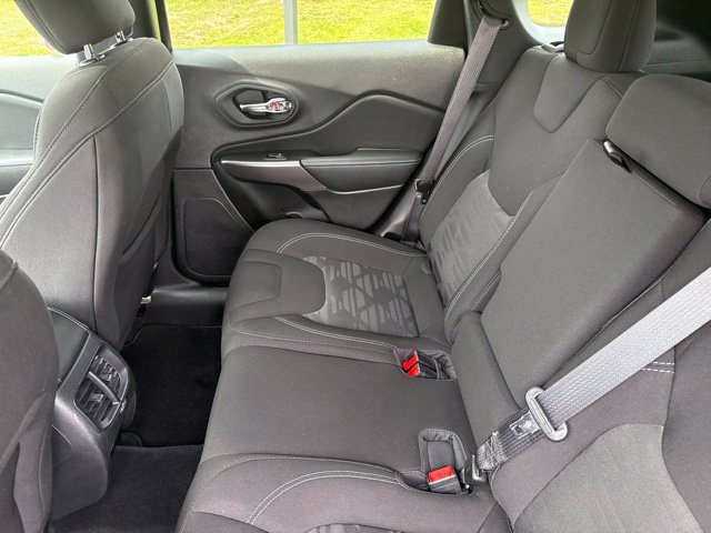 Used 2022 Jeep Cherokee Latitude AWD/4WD image 36
