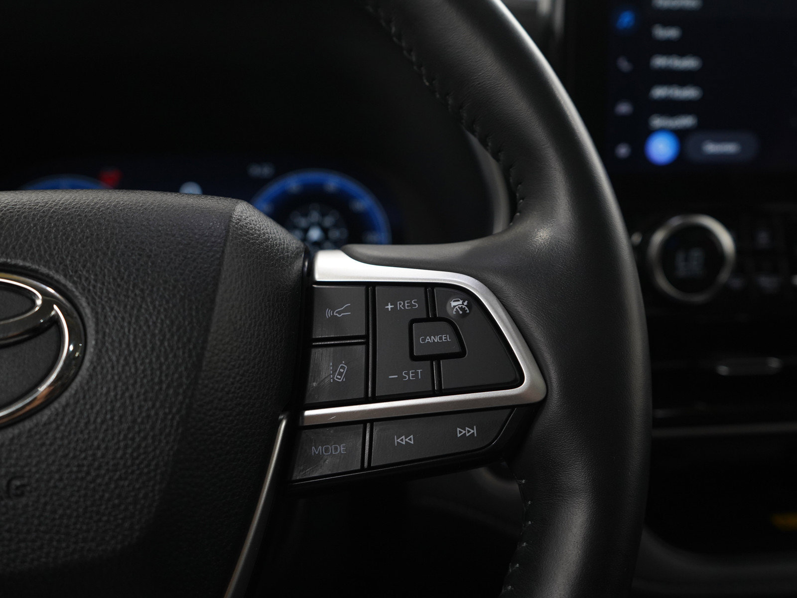 Used 2024 Toyota Highlander Limited AWD/4WD image 29