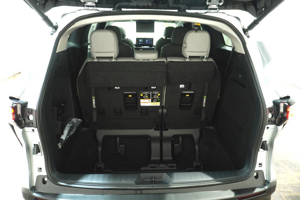 Used 2025 Toyota Sienna XLE w/ XLE Plus Package AWD/4WD image 6