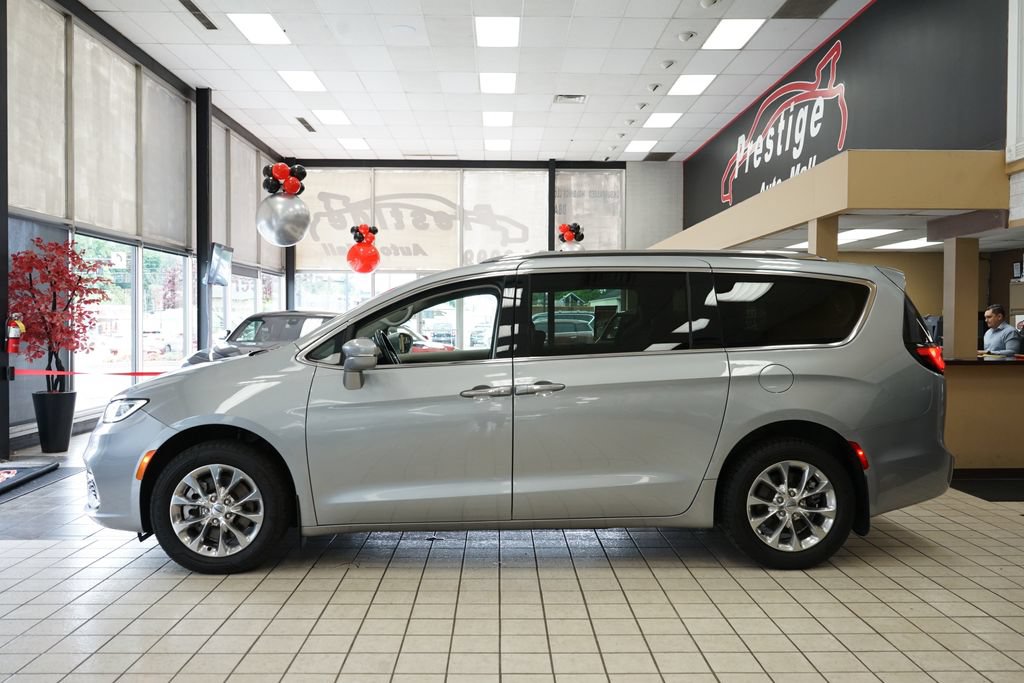 Used 2021 Chrysler Pacifica Touring-L w/ Uconnect Theater Family Group AWD/4WD image 4