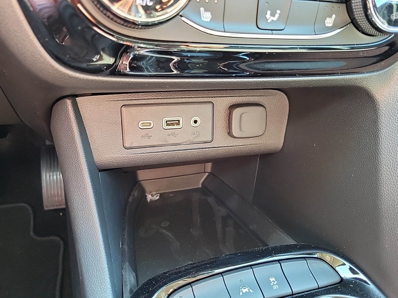 Used 2023 Buick Encore GX Select w/ Sport Touring Package FWD image 22
