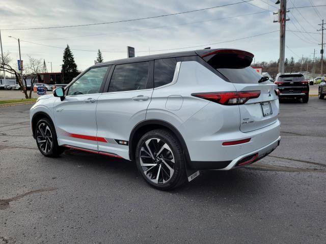 Used 2024 Mitsubishi Outlander 4WD Plug-In Hybrid image 3