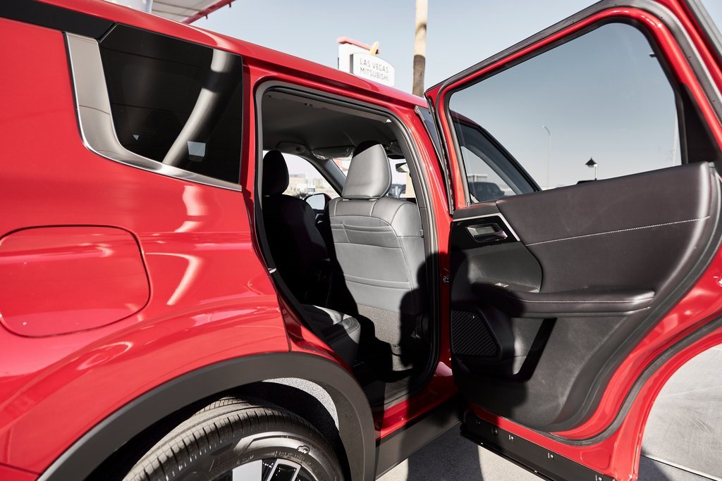 New 2025 Mitsubishi Outlander SE image 14