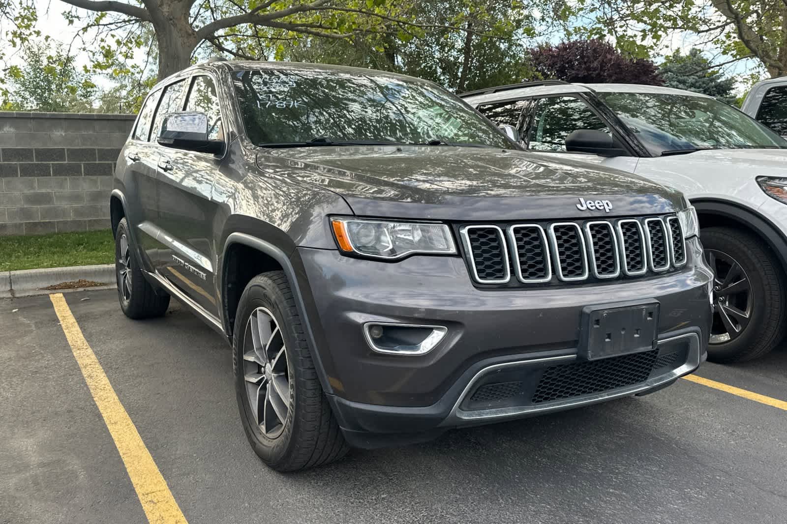 Used 2017 Jeep Grand Cherokee Limited AWD/4WD image 3