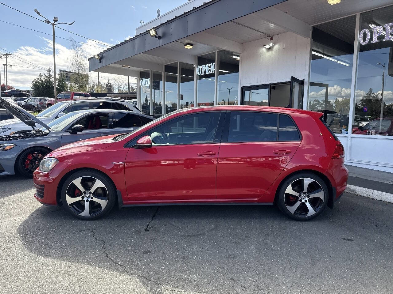Used 2015 Volkswagen Golf 4-Door image 3