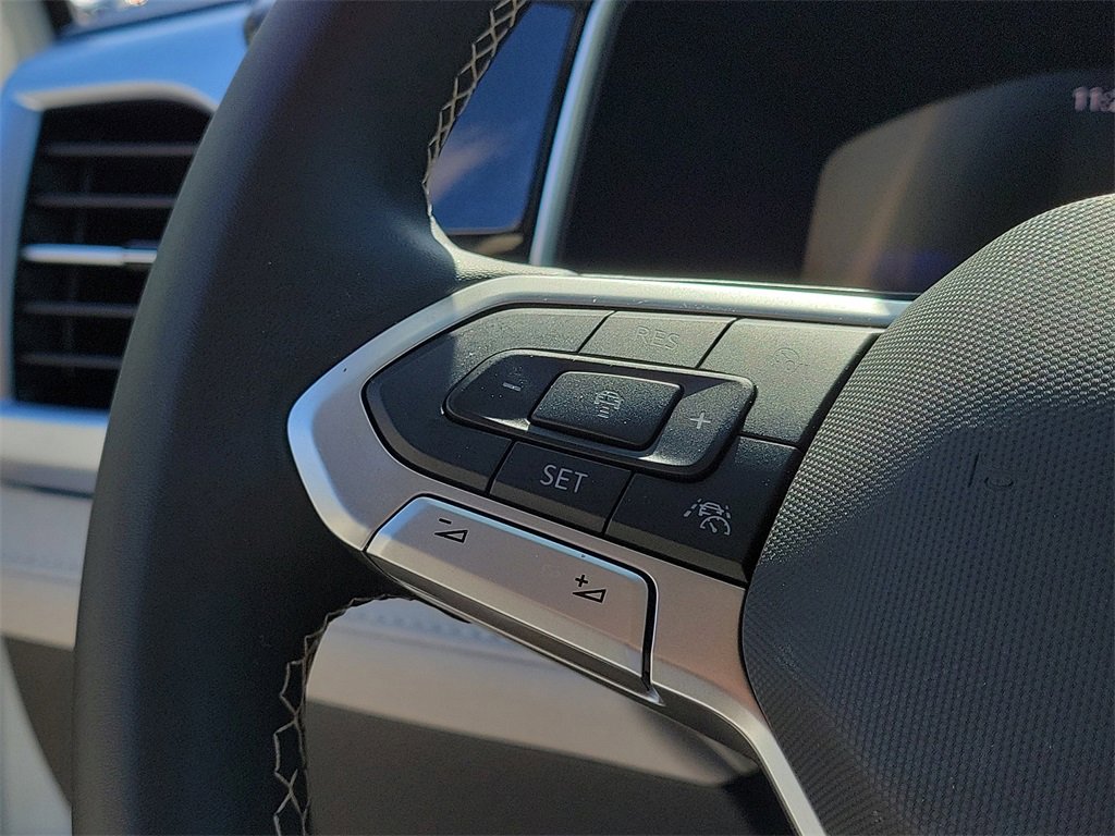 Certified 2025 Volkswagen Taos SE image 28