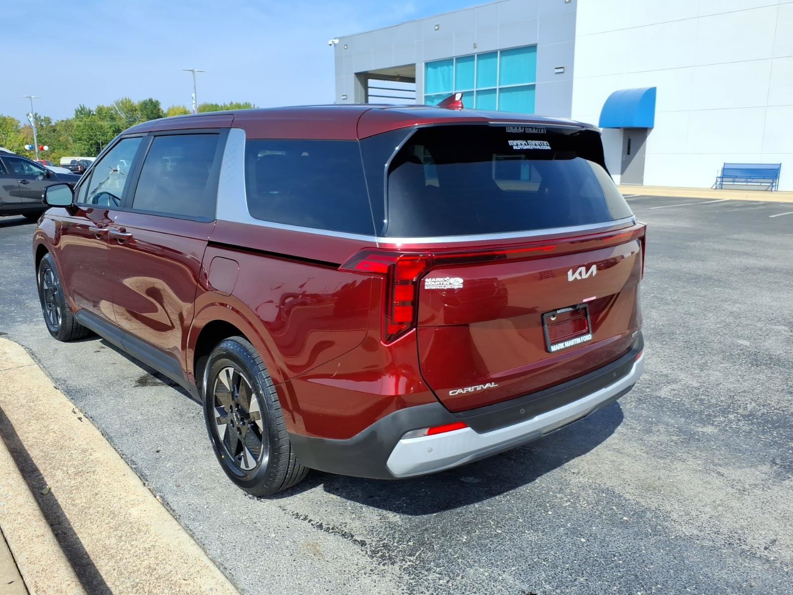 Used 2025 Kia Carnival LXS FWD image 4