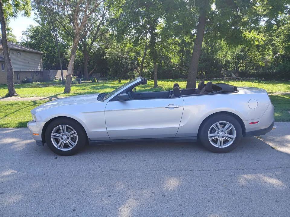Used 2012 Ford Mustang Convertible RWD image 2