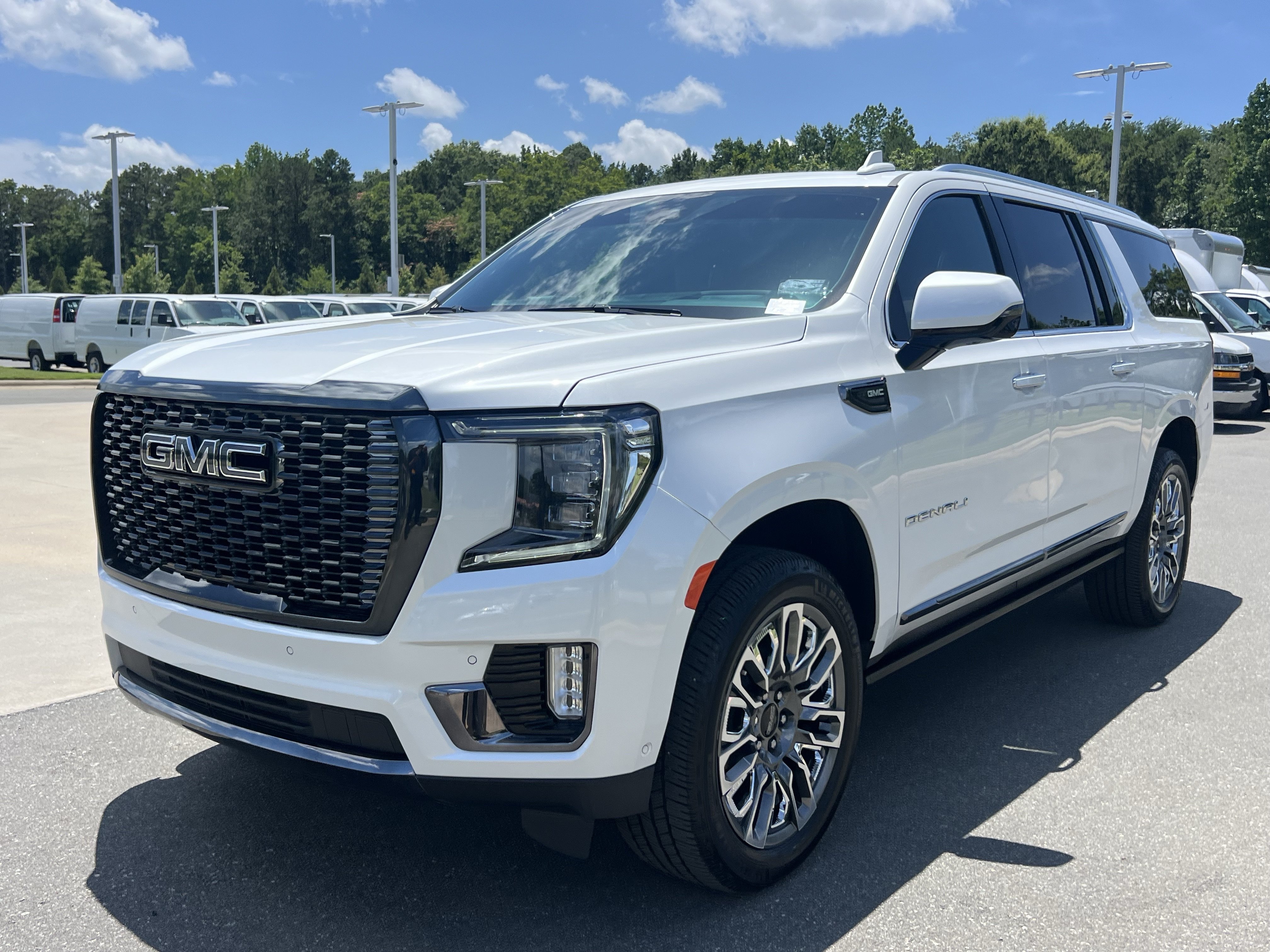Used 2023 GMC Yukon XL Denali Ultimate AWD/4WD image 5