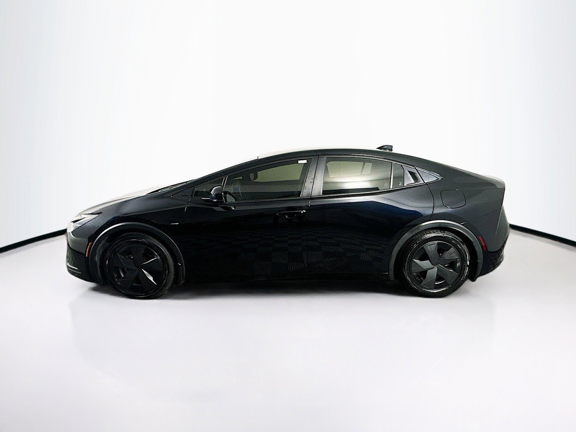 Used 2024 Toyota Prius LE FWD image 4