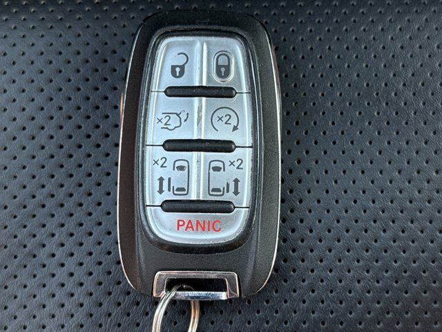 Used 2025 Chrysler Pacifica Limited FWD image 31