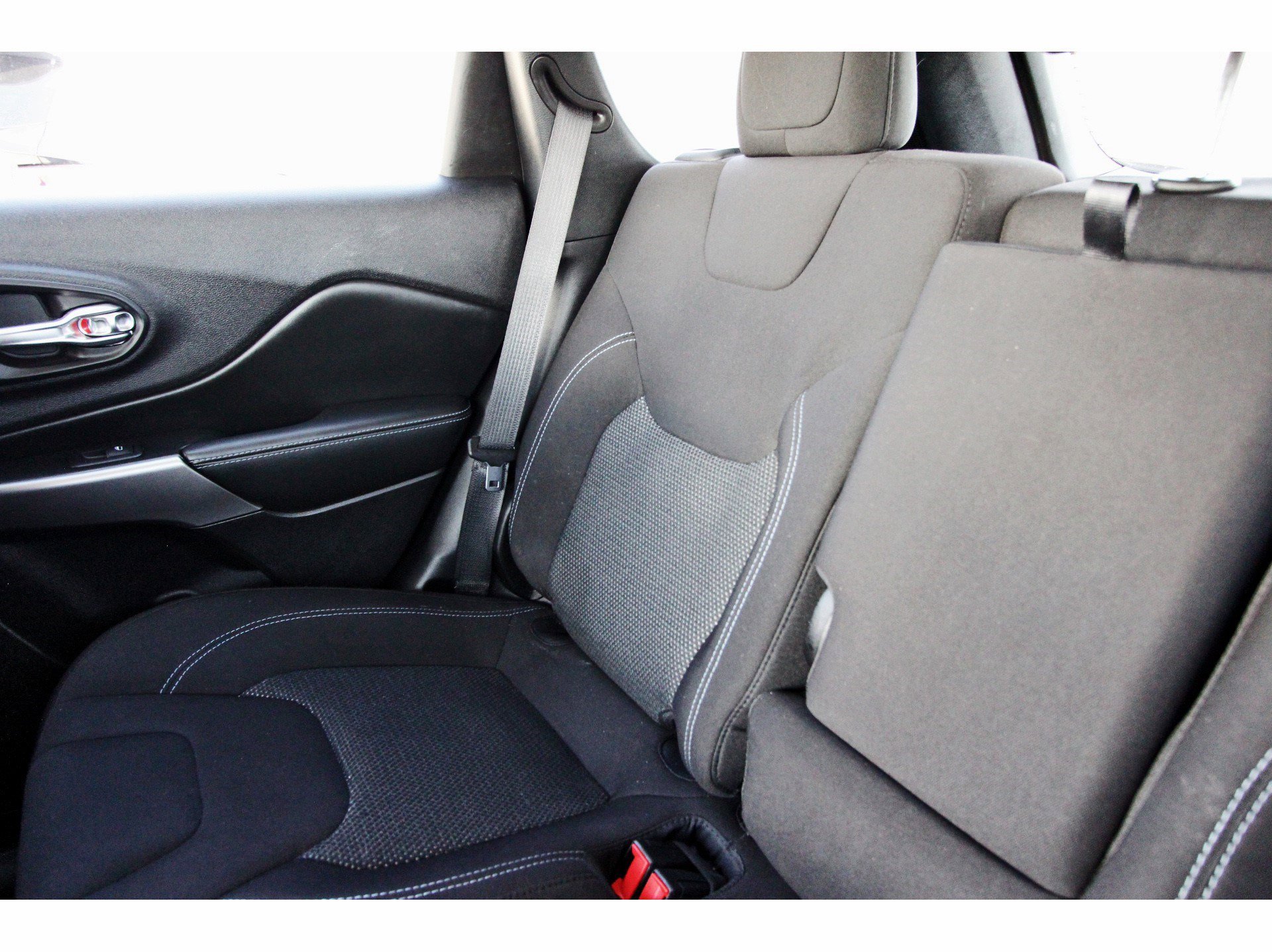 Used 2021 Jeep Cherokee Latitude FWD image 14
