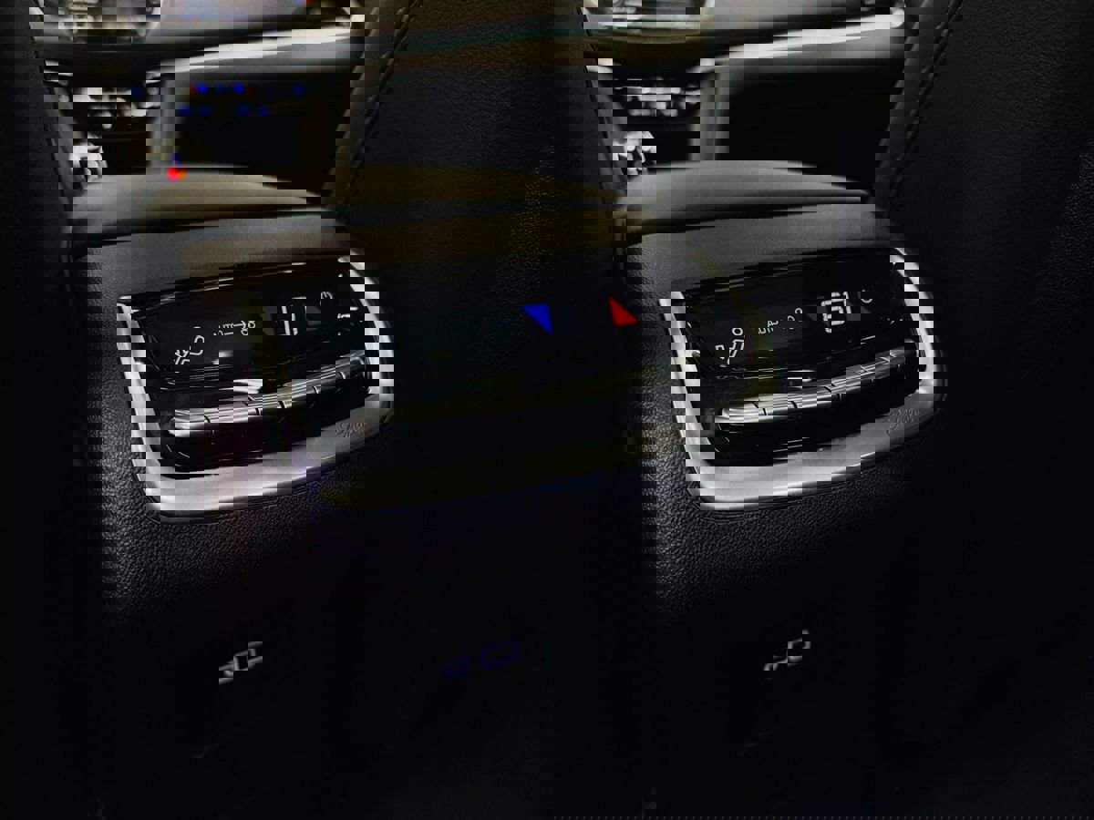 Used 2025 Cadillac XT6 Luxury image 28