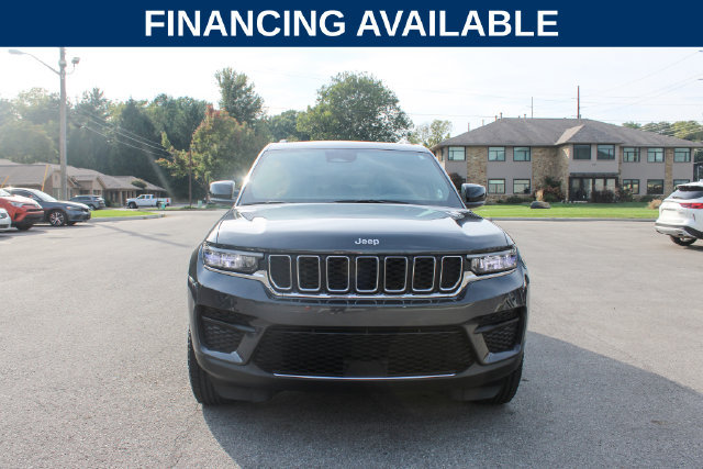 Used 2024 Jeep Grand Cherokee Laredo RWD image 3