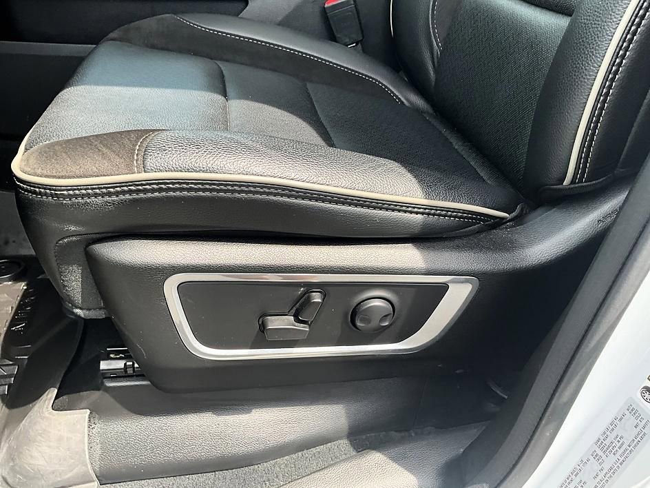 Used 2023 RAM 1500 Laramie AWD/4WD image 16