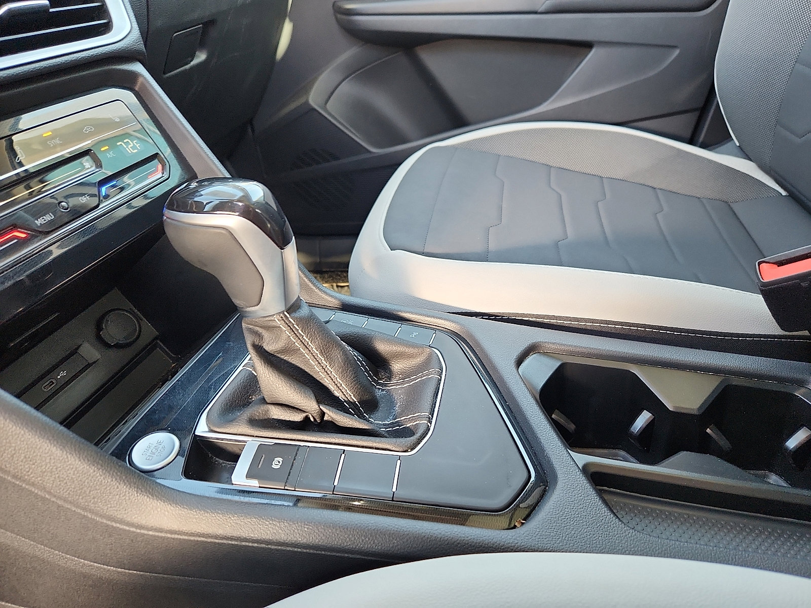 Certified 2025 Volkswagen Taos SE image 20