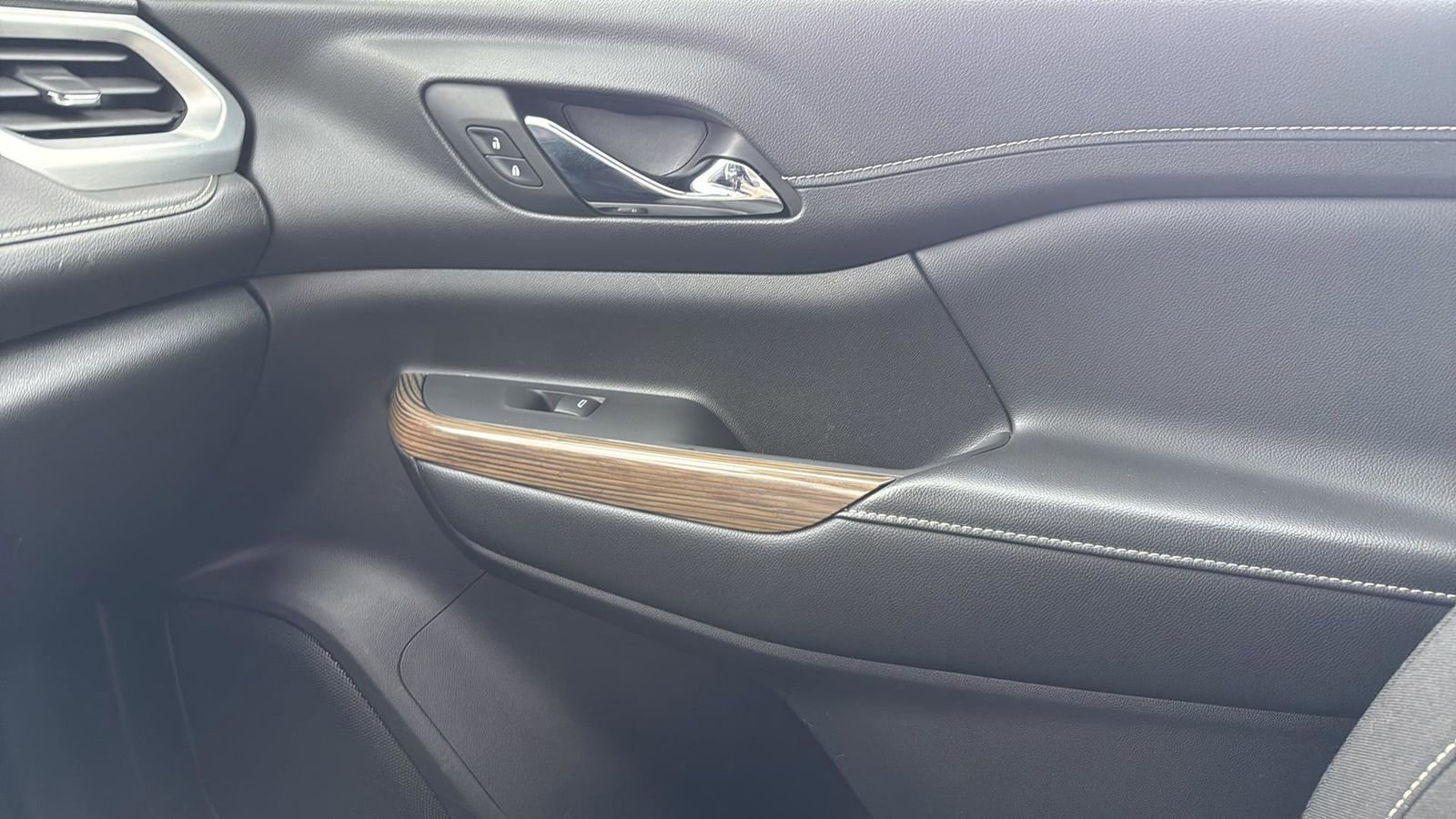 Used 2023 GMC Acadia SLE image 23