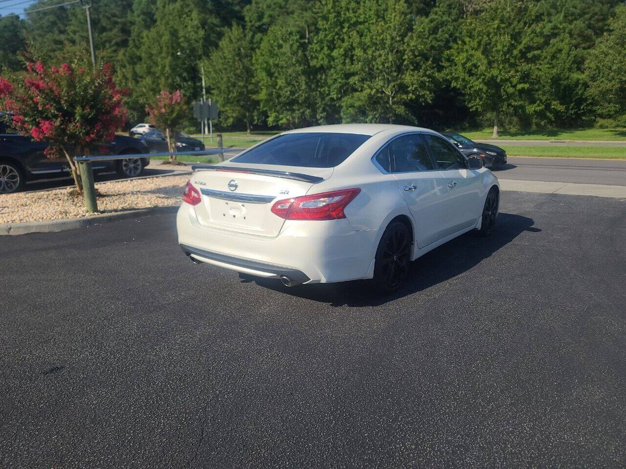 Used 2017 Nissan Altima 2.5 SR w/ Midnight Edition Package FWD image 7