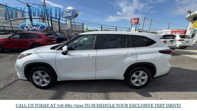 Used 2024 Toyota Highlander LE image 2