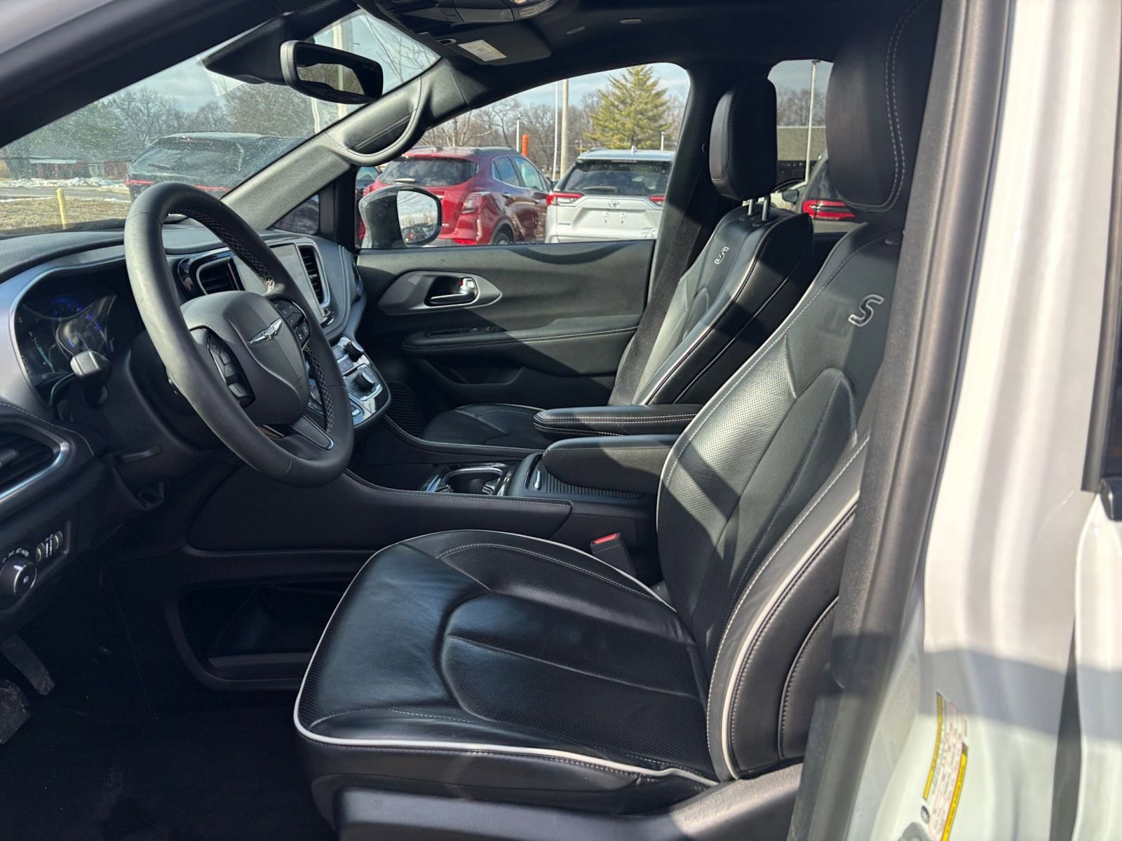 Used 2025 Chrysler Pacifica Limited image 28