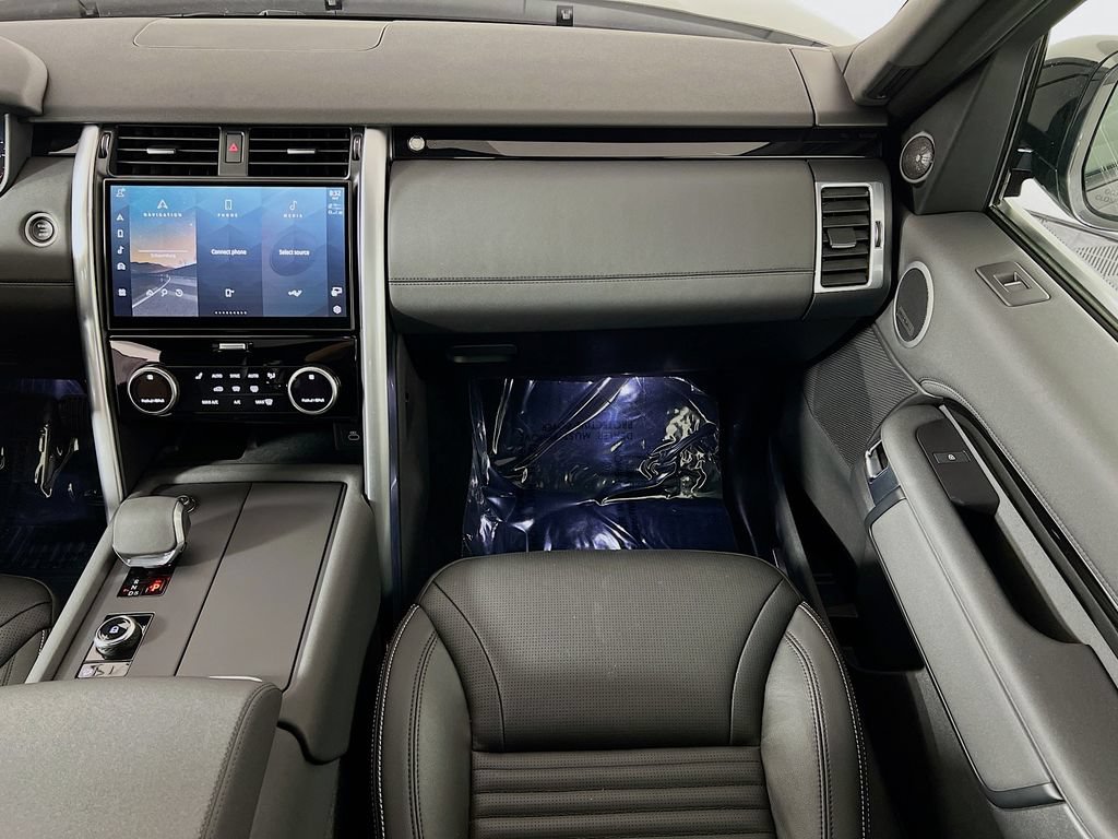 Certified 2025 Land Rover Discovery S AWD/4WD image 25