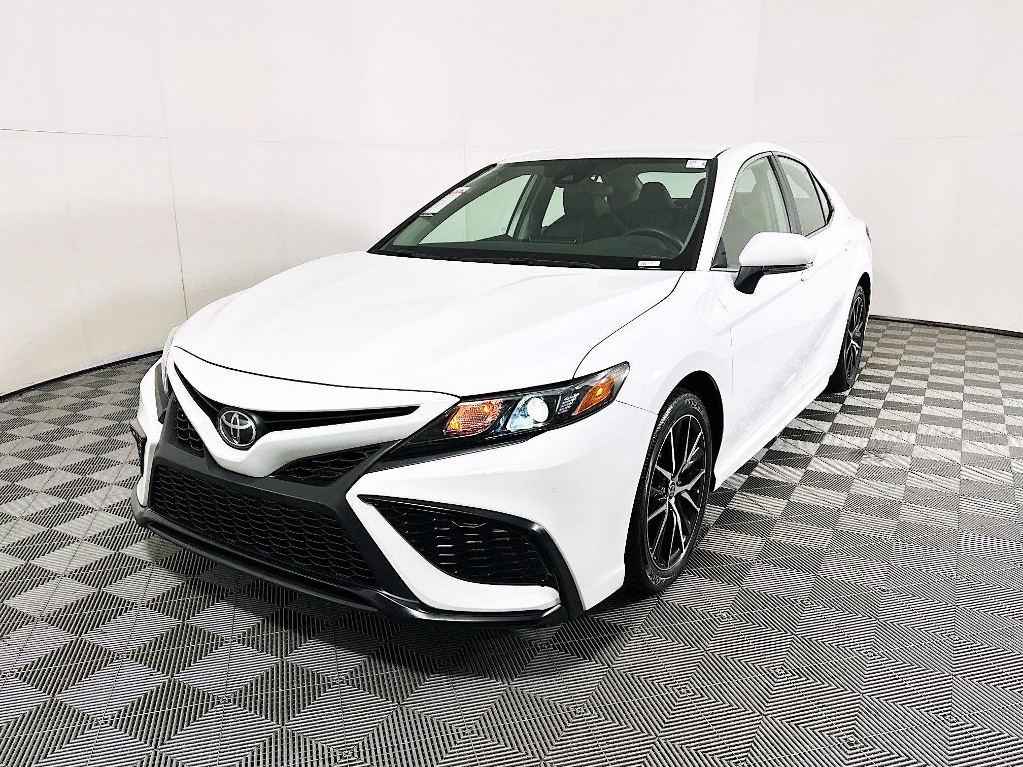 Used 2023 Toyota Camry SE FWD image 7