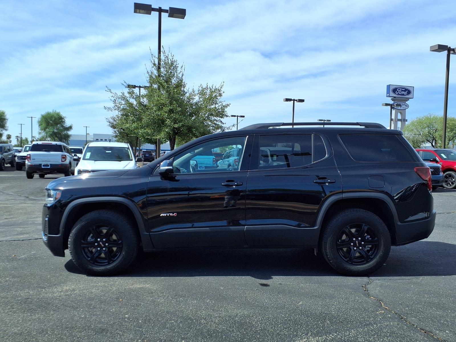 Used 2022 GMC Acadia AT4 w/ Technology Package AWD/4WD image 3