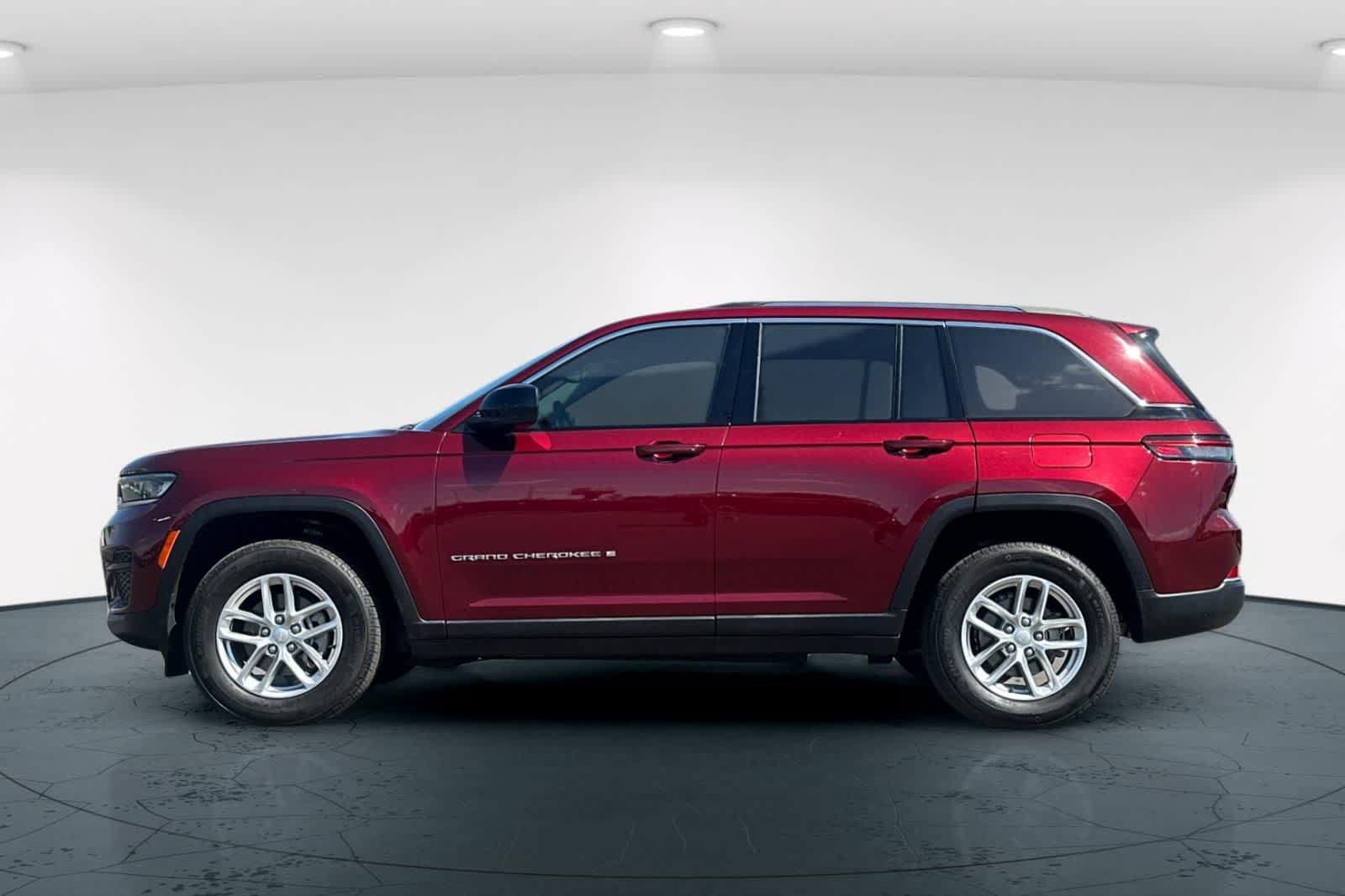 Certified 2023 Jeep Grand Cherokee Laredo w/ Luxury Tech Group I AWD/4WD image 9