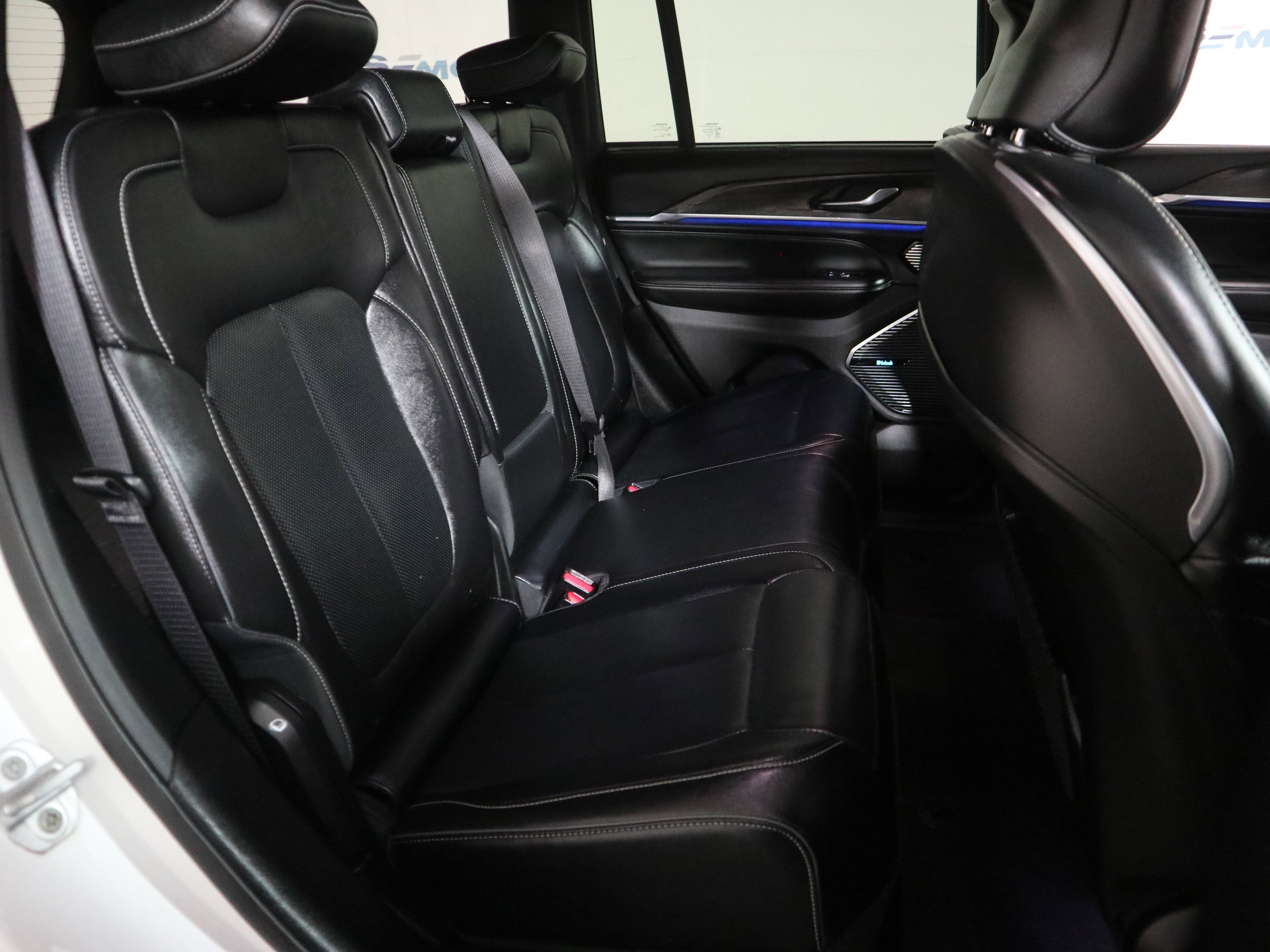 Certified 2022 Jeep Grand Cherokee Overland w/ Luxury Tech Group IV image 21