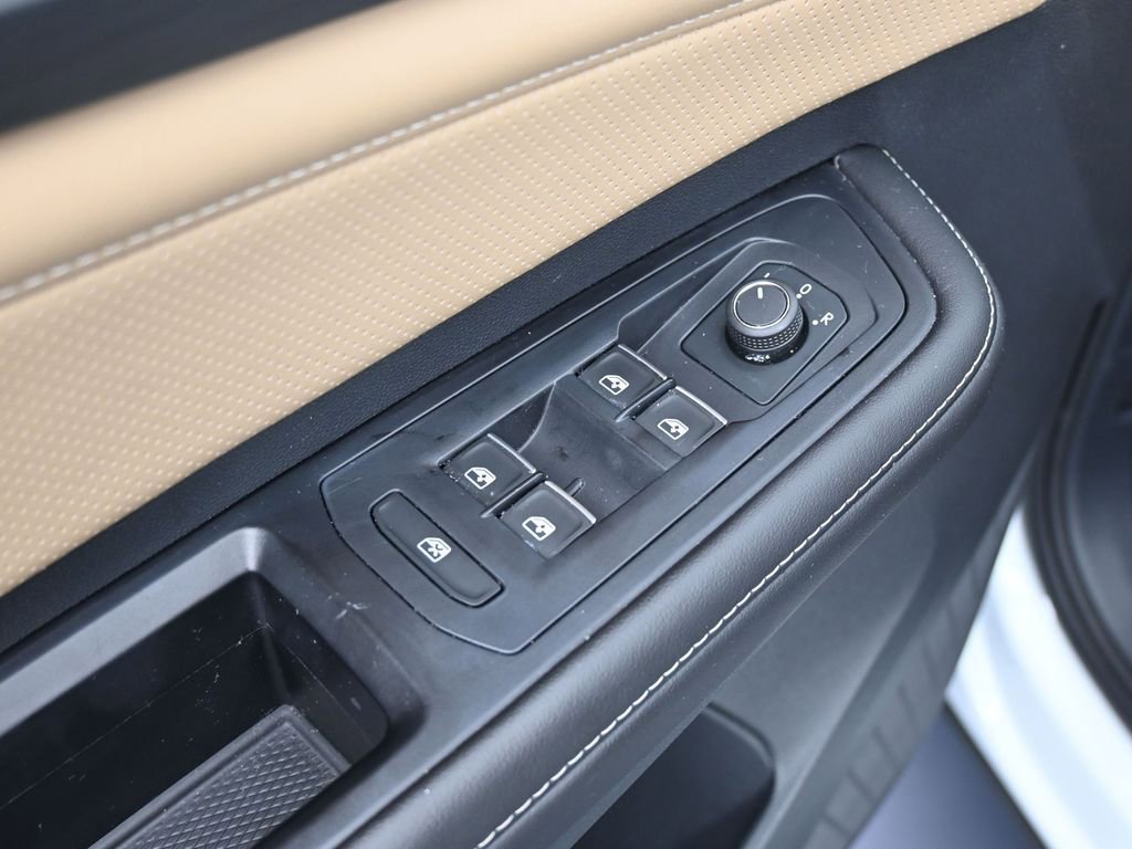 Used 2024 Volkswagen Atlas Cross Sport SE image 16