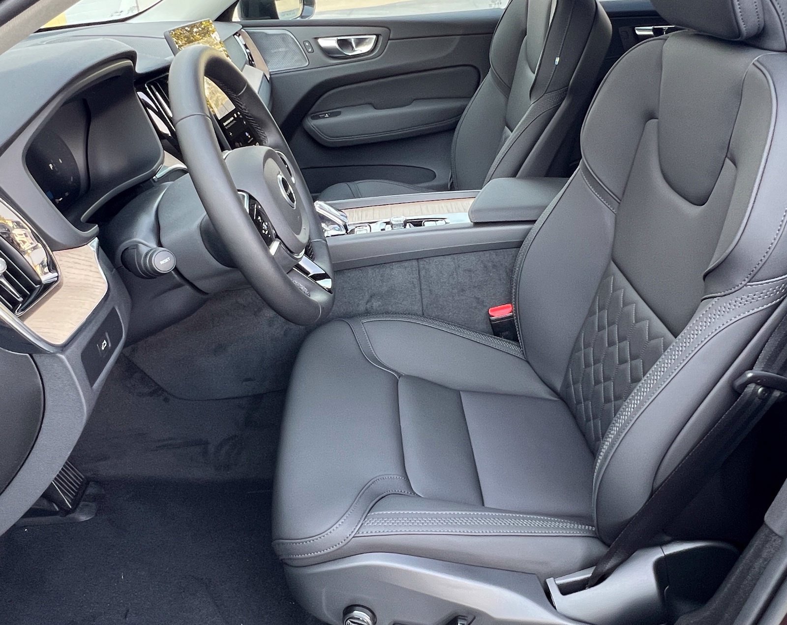 New 2027 Volvo XC60 B5 Plus AWD/4WD image 14